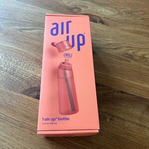 Air Up water bottle with flavor pods.